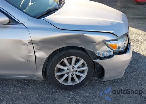 2010 Toyota Camry Xle z USA, uszkodzony, nr VIN 4T1BF3EK3AU017741